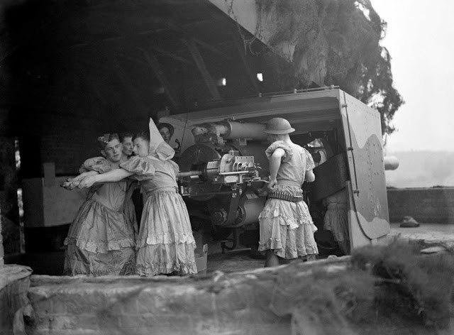 Британские артиллеристы, Кент, Великобритания, 1940 год.Воздушная тревога застала труппу самодеятельного театра прямо во время репетиции. Переодеваться в форму времени не было.