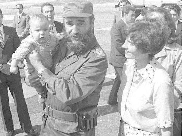 Фидель Кастро держит на руках нынешнего премьер-министра Канады Джастина Трюдо, 1972 год.