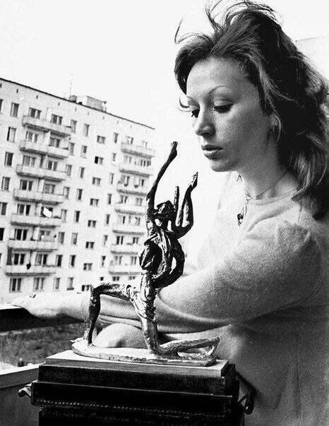 Алла Пугачёва на балконе родительской квартиры в Вешняках с привезённым из Софии &quot;Золотым Орфеем&quot;, 1975 год