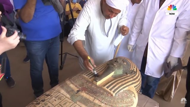Саркофаг с 2500-летней мумией  верхняя часть