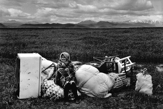 Жительница Армении сидит со всем её имуществом.