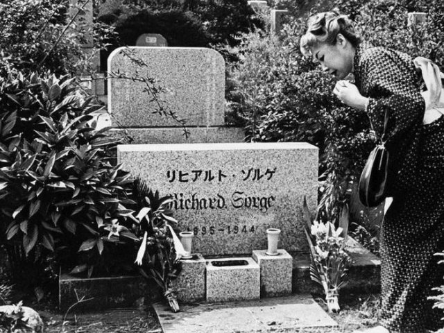 Ханако Исии на могиле Рихарда Зорге, 1950–е, Япония