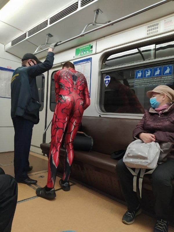 парень в костюме человека-паука