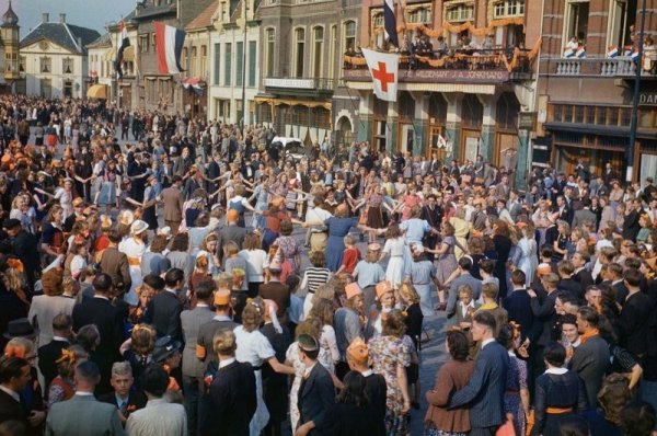 Голландцы танцуют на улицах после освобождения Эйндховена союзными войсками. 1944 г.