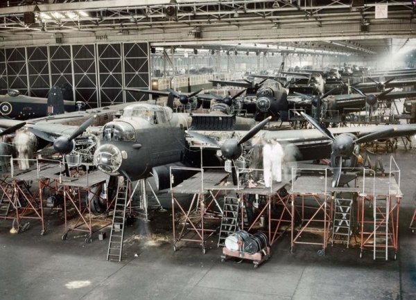 Последний этап сборки бомбардировщиков Ланкастер на сборочном заводе Авро в Вудфорде