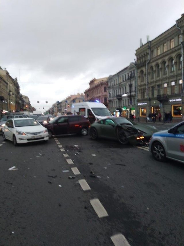 Люксовая авария в Петербурге с участием Porsche