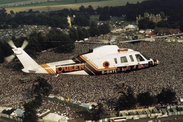 Queen на вертолёте Sikorsky S-76A садятся в Небуорт-парк, где группа даст последний концерт при жизни Фредди Меркьюри. Англия, 9 августа 1986 года.