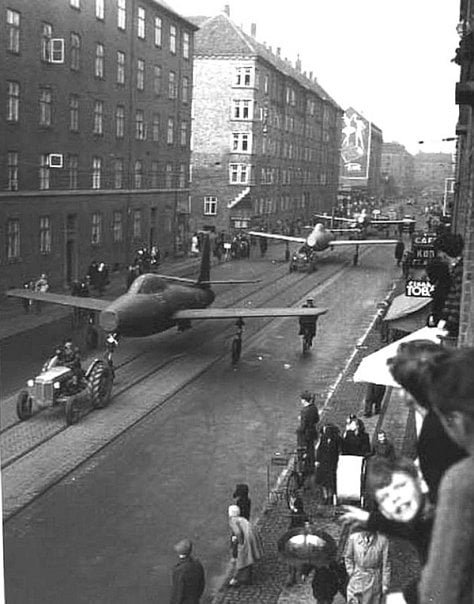 Американские истребители по пути в аэропорт, Копенгаген, 1952