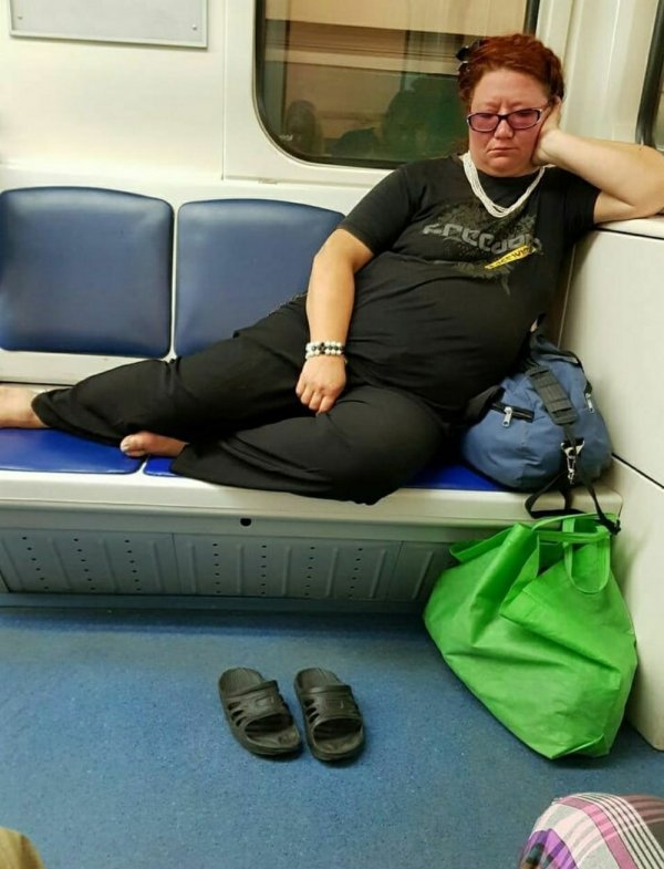 женщина спит в метро