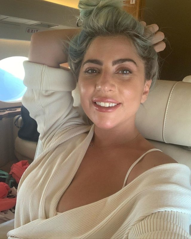 Леди Гага в кофте в салоне самолета