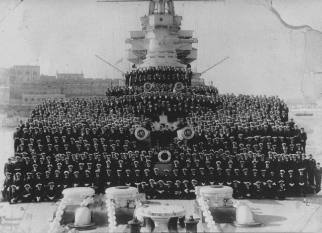 Групповая фотография команды британского линейного крейсера &quot;Худ&quot;. После боя с &quot;Бисмарком&quot; из 1415 человек выживут лишь трое.