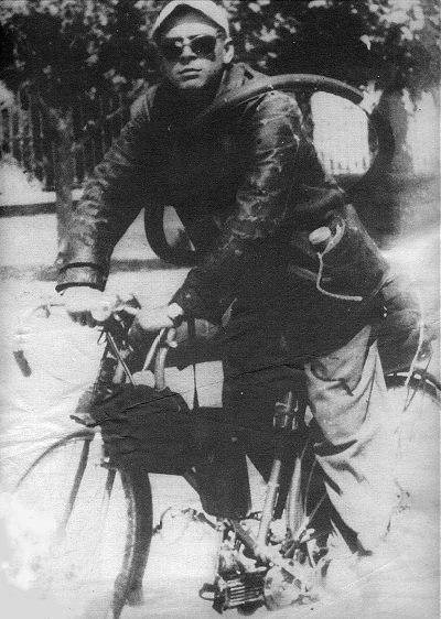 В газетах имя Че Гевары появилось первый раз не в связи с революционными событиями, а когда он совершил на мопеде турне в 4 000 км, исколесив всю Южную Америку.