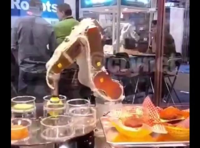 Робот делает бургер