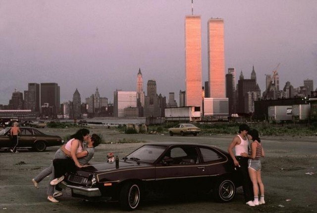 Вид на даунтаун Манхэттена и башни Всемирного Торгового Центра с “lover’s lane”, Джерси–Сити. 1983