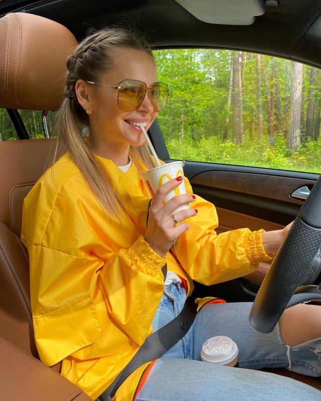Анна Хилькевич в машине в желтой куртке