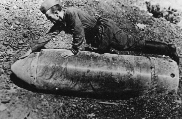 Советский сапер исследует снаряд, 1942 г., СССР