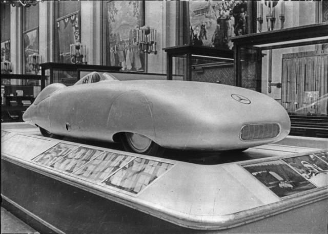 Гоночный автомобиль Mercedes–Benz W125 Rekordwagen выставленный в павильоне Германии на Всемирной выставке, 1937 год, Париж
