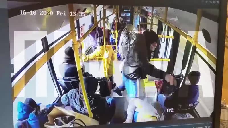 В Красноярске буйный пассажир автобуса ударил кондуктора по лицу