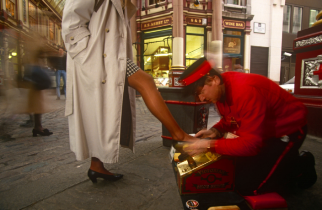 Чистильщик обуви за работой, 15 апреля 1993 года, Лондон