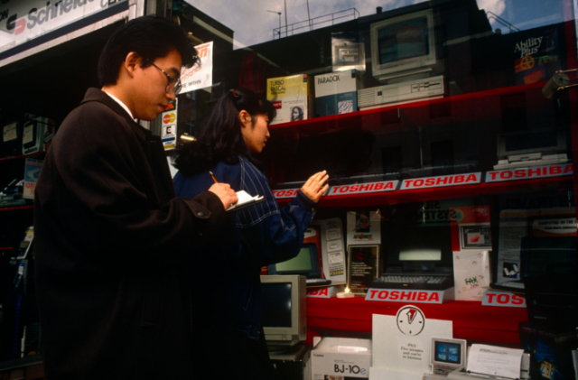 В компьютерном магазине, 1990 год, Англия