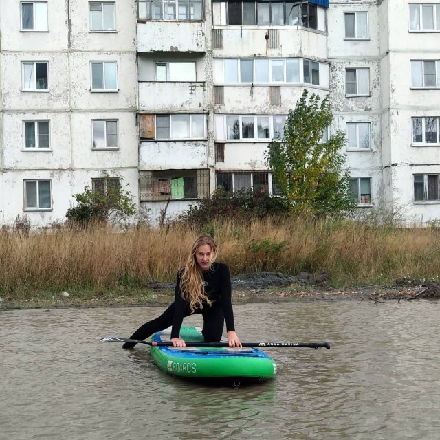 Девушки устроили фотосессию в луже у дома в Южно-Сахалинске на Тихоокеанской улице