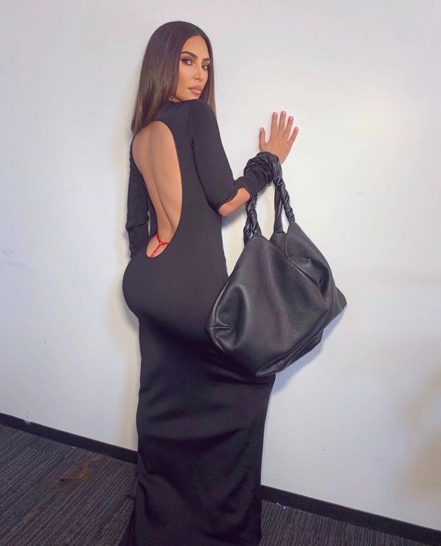 Ким Кардашьян  в черном платье с открытой спиной