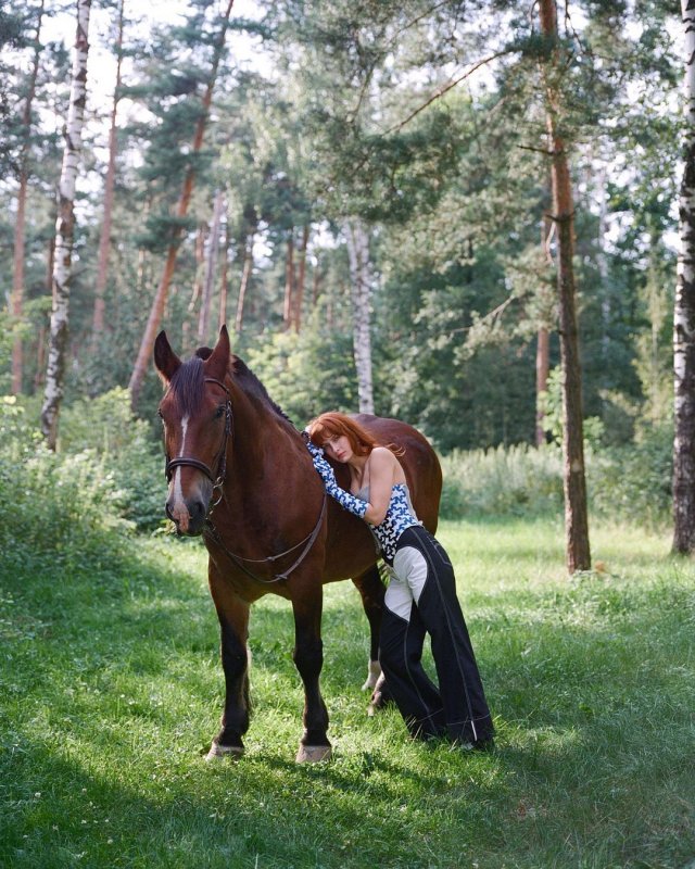 Муся Тотибадзе с конем в лесу