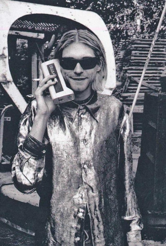 Курт Кобейн разговаривает по мобильному телефону, 1980–е годы, США