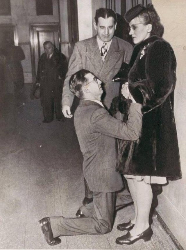 Мужчина просит прощения у своей жены в суде по бракоразводным процессам, 1948 год, США