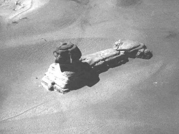 Редкое фото сфинкса в Гизе до начала раскопок. Скорее всего, снимок был сделан с воздушного шара до 1871 года