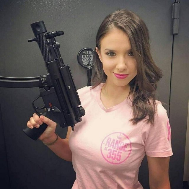 Девушки с оружием
