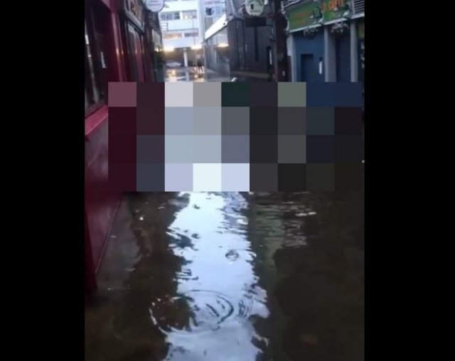 По затопленным улицам ирландского города Корк плавает настоящее &quot;сокровище&quot;