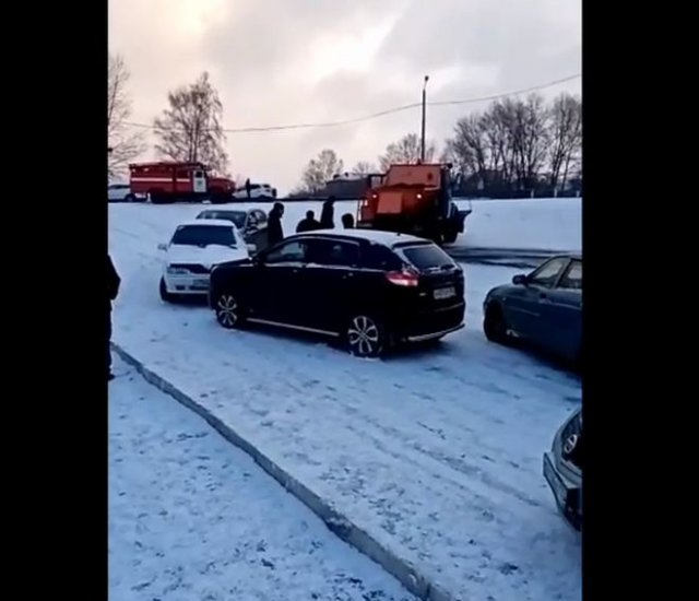 В Белорецке водители не подготовились к снегопаду и устроили массовое &quot;побоище&quot; на льду
