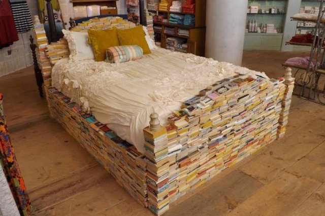 Кровать из книжек