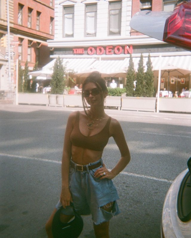Эмили Ратаковски в коричневом топе и джинсовой юбке
