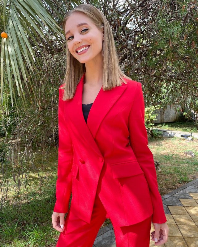 Кристина Асмус в красном костюме
