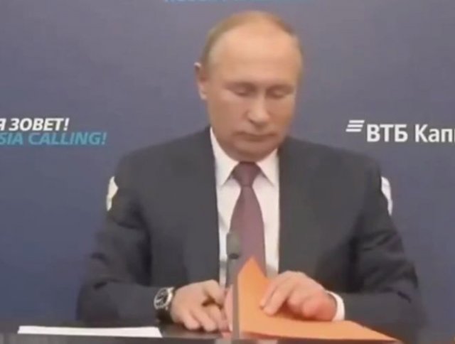 Владимир Путин и забавный казус с папкой