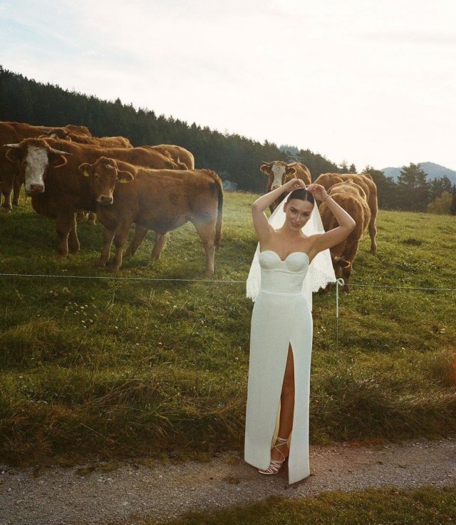 Ольга Серябкина на фоне коров