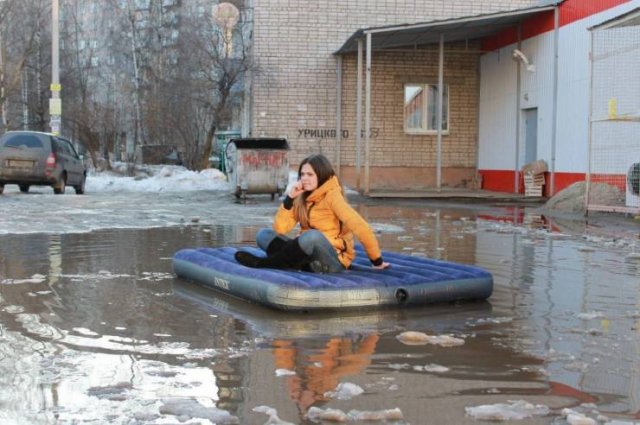 На надувном матрасе в луже