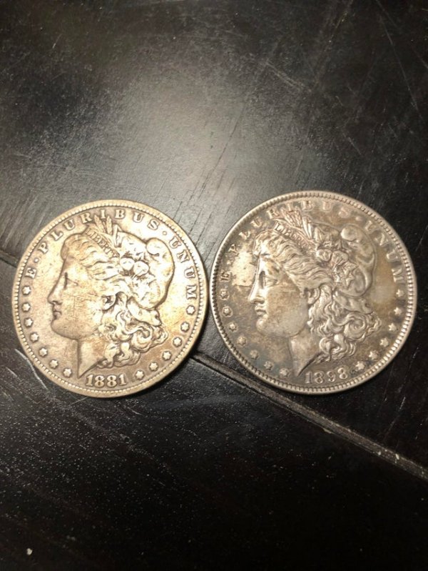 две монеты по 1 доллару 1881 и 1898 годов