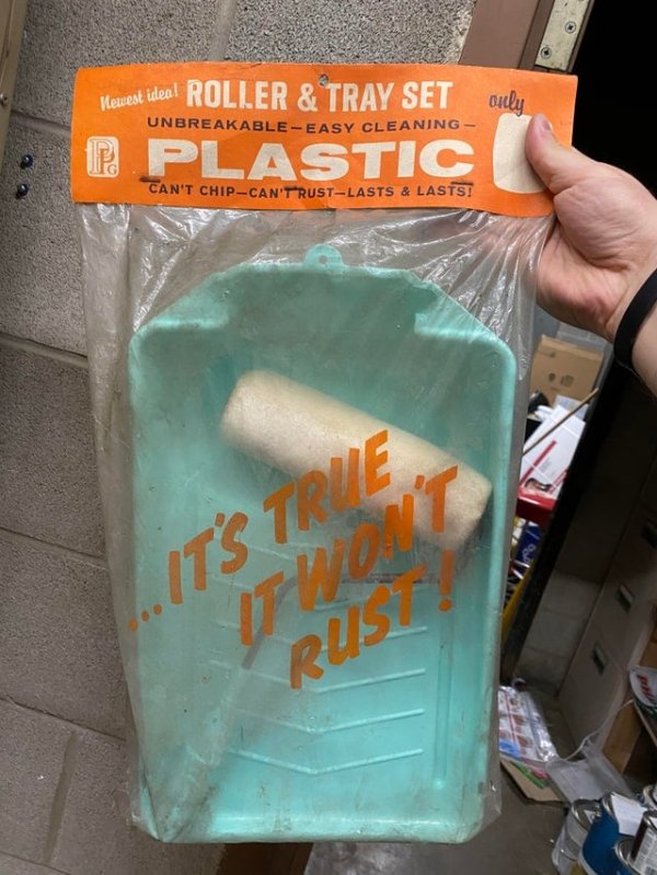 Старая упаковка, рекламирующую пластик как новую идею