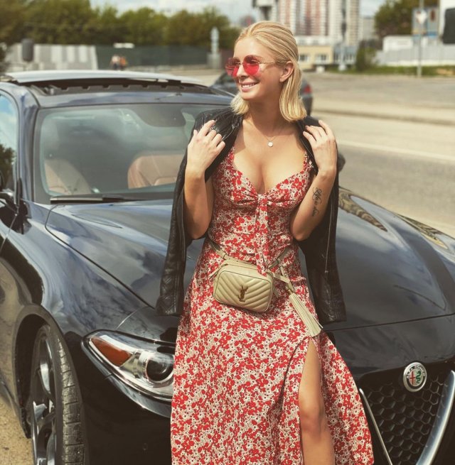 Ольга Лукьянова - автоблогер в красном платье