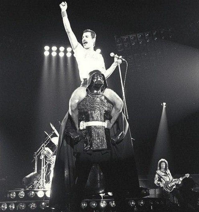 Фредди Меркьюри, лидер группы Queen, выходит на бис верхом на плечах Дарта Вейдера. Хьюстон, 10 августа 1980 года