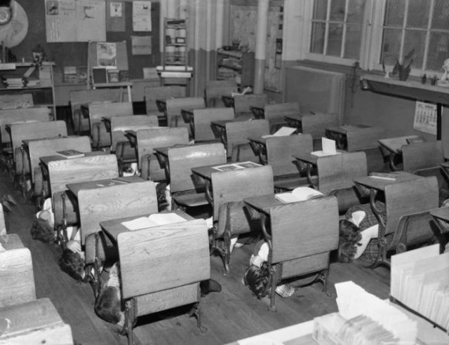 Младшеклассники спасаются от &quot;атомной бомбы&quot; 1951 год, США