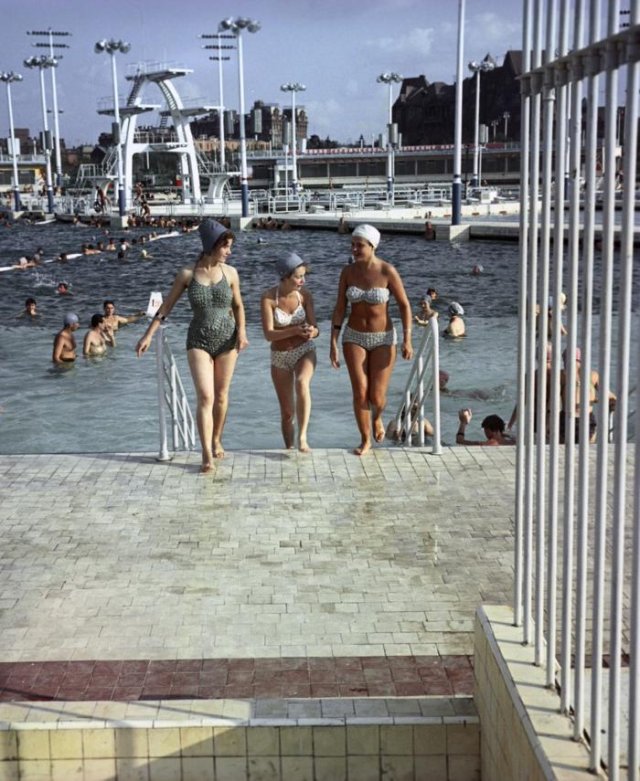 Посетители самого большого в мире открытого бассейна, 1961 год, Москва