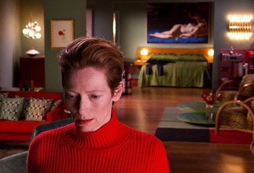 Тильда Суинтон  в красном свитере