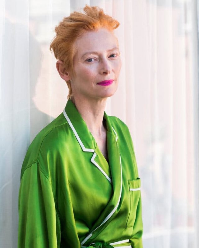 Тильда Суинтон  в зеленом халате