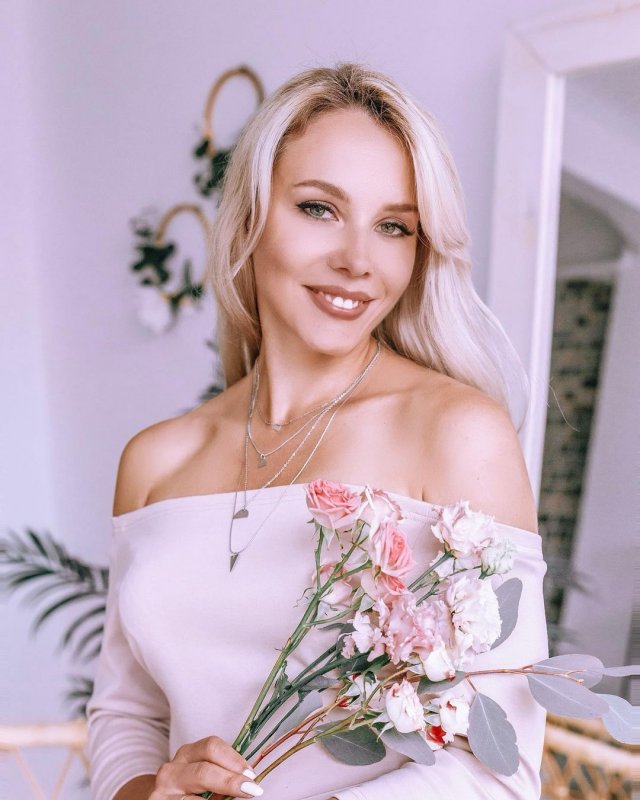 Валерия Тулаева в белой кофте и цветах