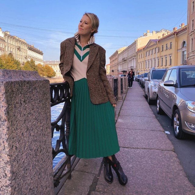 Ксения Собчак в зеленой юбке и свитере в Санкт-Петербурге