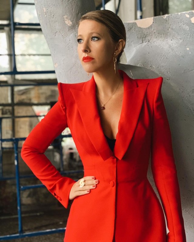 Ксения Собчак в красном пиджаке